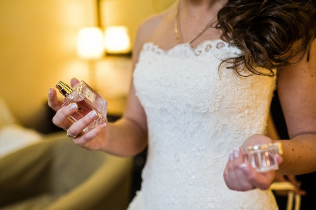 Novia con los espíritus en la mano, el interior del hotel.