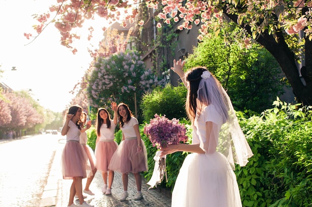 La novia feliz se despide de las novias antes de la celebración de la despedida de soltera de la boda