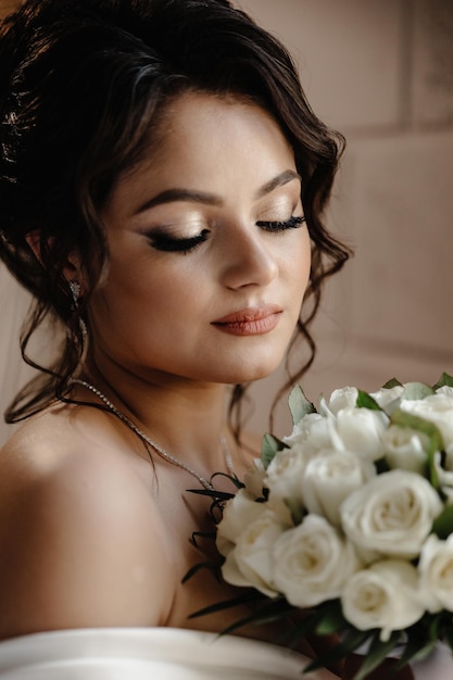 Foto una novia con una flor blanca en el cabello
