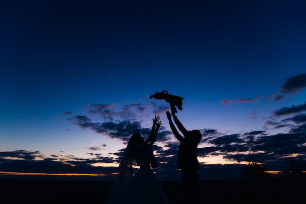 La novia ha tirado un perro y el novio le pilla la silueta