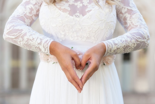 Novia haciendo signo de corazón. Concepto de amor