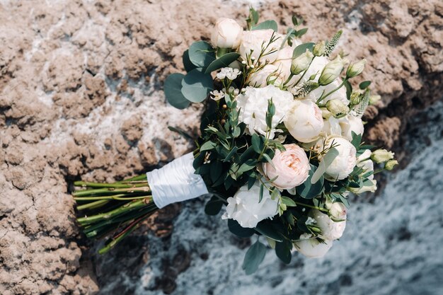 La novia hermosa está sosteniendo un ramo colorido de la boda. Belleza de flores de colores. Manojo de floretes de primer plano. Accesorios nupciales. Decoración femenina para niña. Detalles para matrimonio y pareja casada