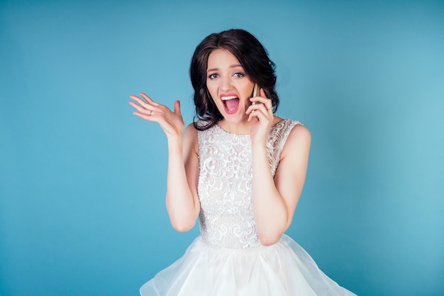 Novia hermosa joven y presa del pánico con rizos de maquillaje y peinado en vestido de novia blanco llama por teléfono y grita el concepto de llegar tarde a una ceremonia de boda y divorcio