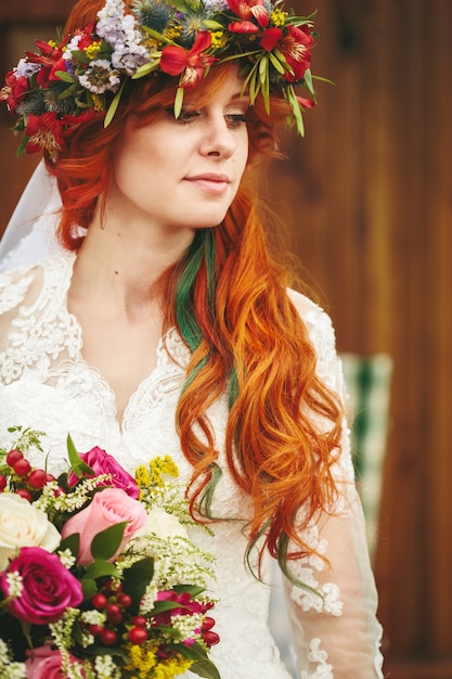 Novia hermosa pelirroja con flores