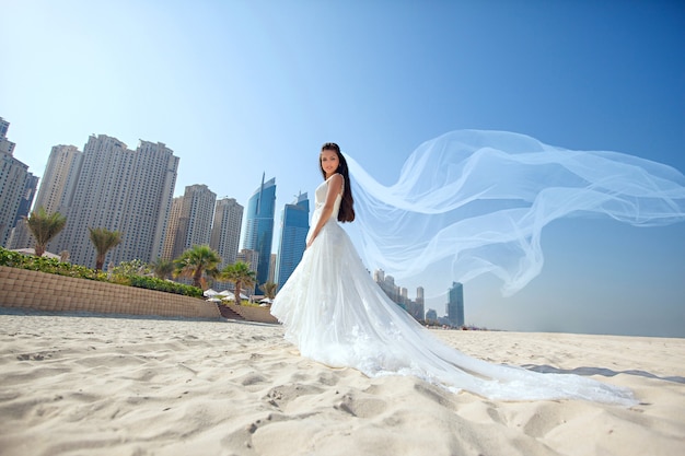 Novia, en, hermoso, playa, boda, día soleado