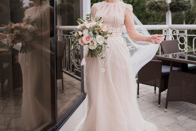 Novia con un hermoso vestido de novia y velo