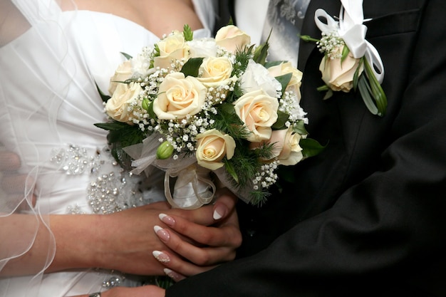 novia hoding hermosa boda ramo de rosas blancas