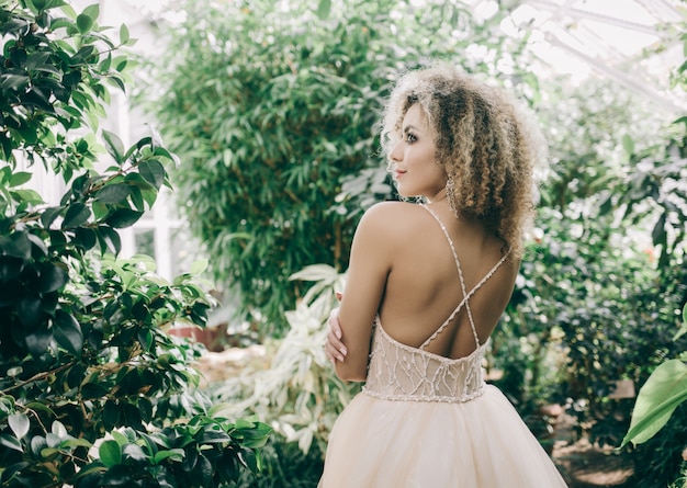 Novia en jardín botánico verde