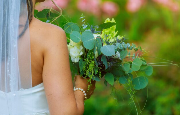 Novia en el jardín tiene ramo retro