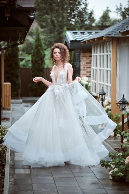 Novia joven atractiva en vestido de novia