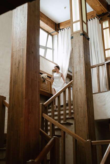 Una novia joven bajando las escaleras.