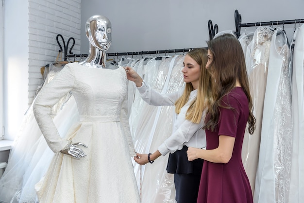 Novia joven eligiendo vestido para ceremonia de boda