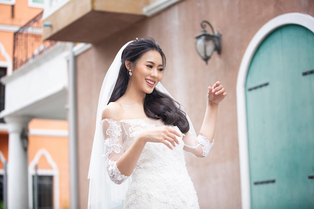 Novia joven con estilo en el día de su bodaNovia elegante en una boda blanca