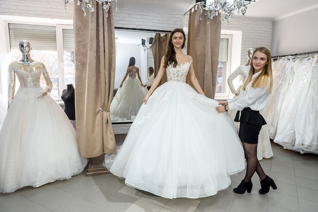 Novia joven y hermosa posando en vestido de novia