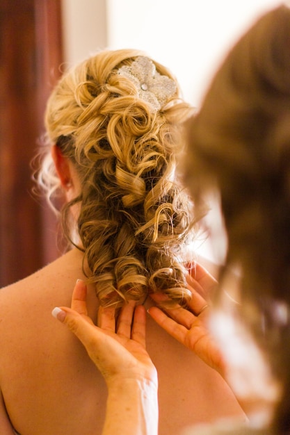 Novia joven preparándose para su boda.