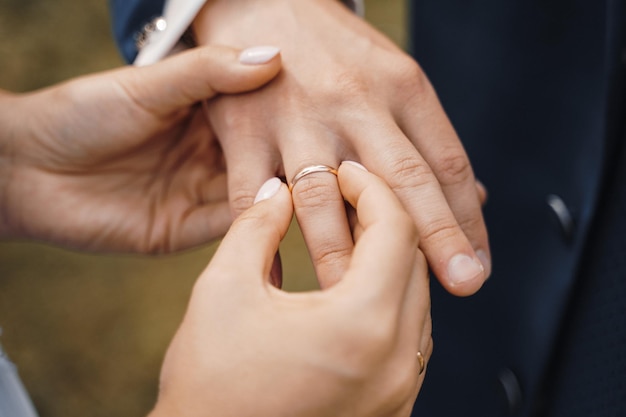 Novia lleva anillo de oro al novio