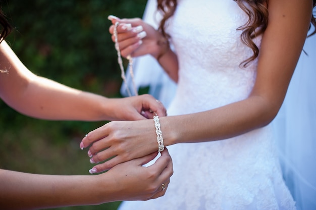 La novia lleva un brazalete.