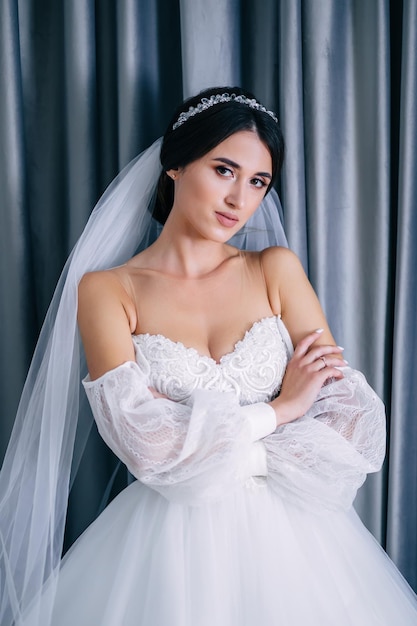 Una novia de lujo con un vestido de novia por la mañana en su interior.