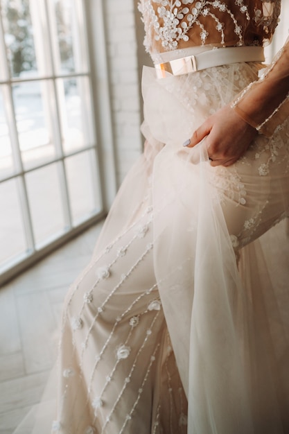 Foto una novia de lujo con un vestido de novia por la mañana en su interior.