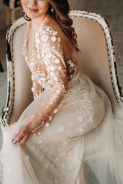 Una novia de lujo con un vestido de novia por la mañana en su interior