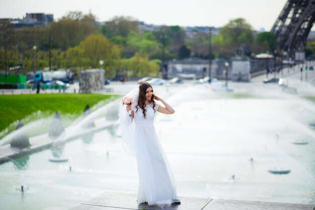 Novia en un lujoso vestido de novia en París