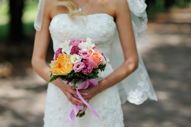 Novia mantenga hermosa boda ramo con rosas