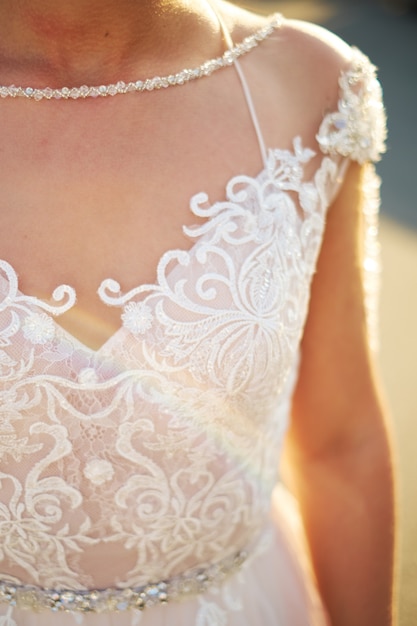 Foto la novia mira por la ventana, el día de la boda, retrocede.