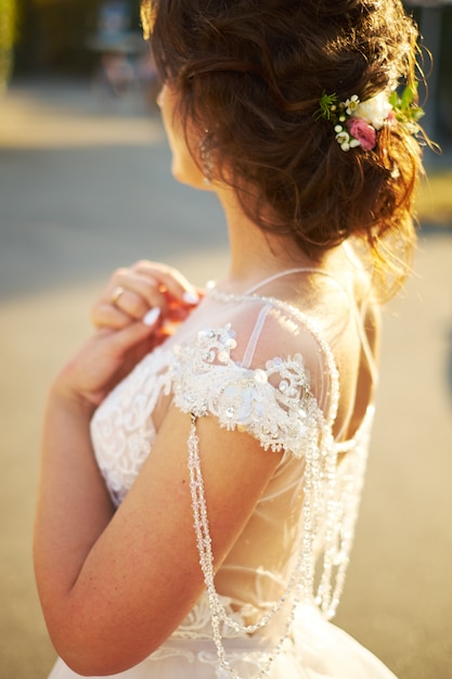 La novia mira por la ventana, el día de la boda, retrocede.