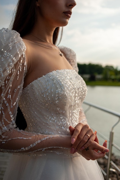 Novia de moda en vestido de novia boda de verano