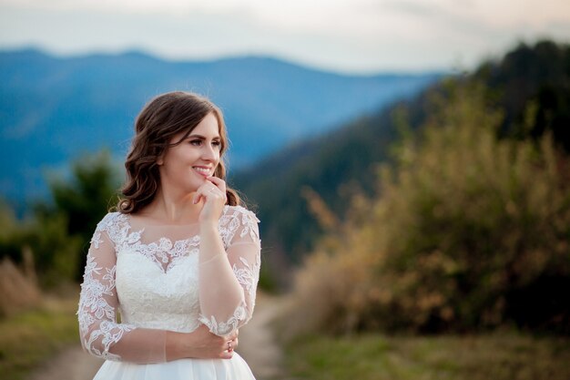 Novia en las montañas. El concepto de estilo de vida y boda.