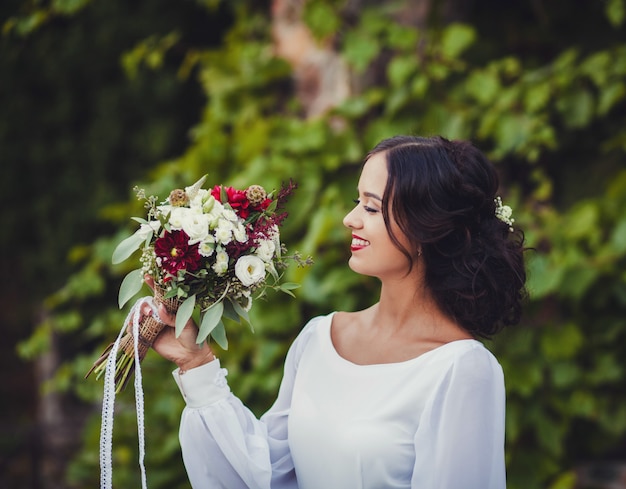 Novia mujer en vestido de novia con peinado elegante