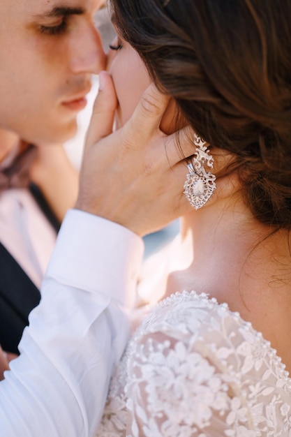 Foto la novia y el novio se abrazan al aire libre