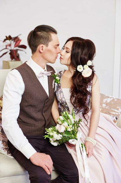 La novia y el novio abrazan y posan para la boda. Amor y ternura en cada mirada.