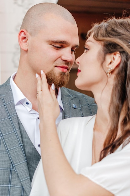 la novia y el novio se abrazan tiernamente