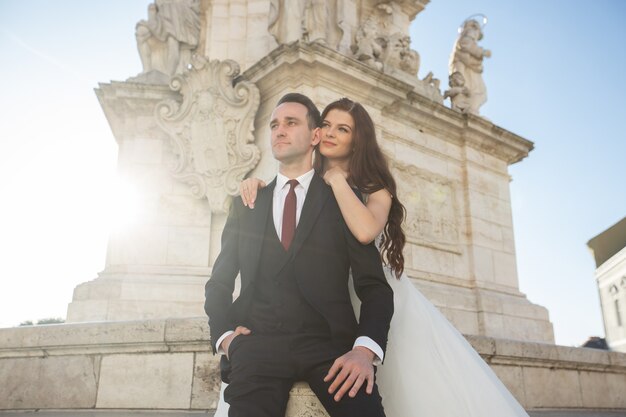 Foto novia y el novio abrazando en la calle del casco antiguo.