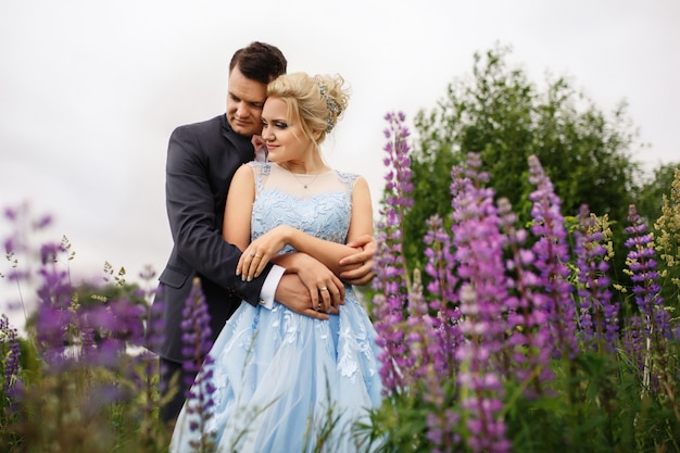 Novia y el novio abrazando en campo de lavanda