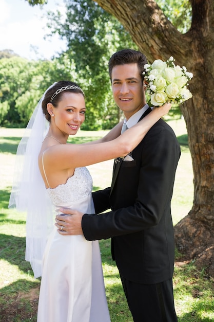 Novia y el novio abrazando en el jardín