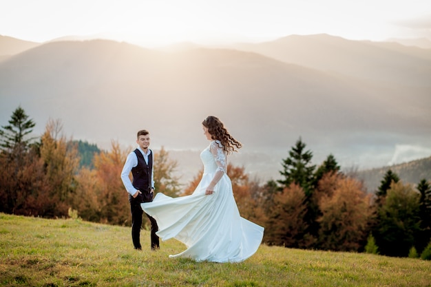 Novia y el novio al atardecer Pareja casada romántica