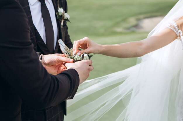 La novia y el novio con anillos de boda