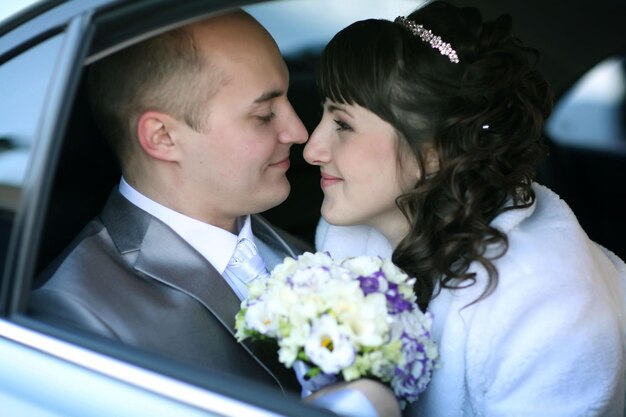 novia y novio en el auto