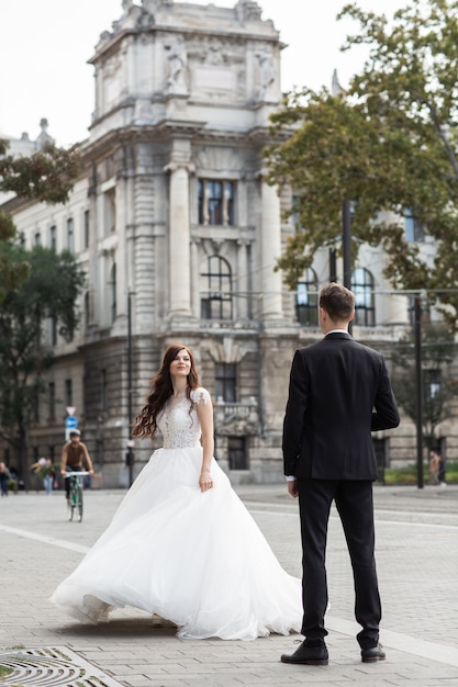 Novia y el novio bailando en la calle del casco antiguo.