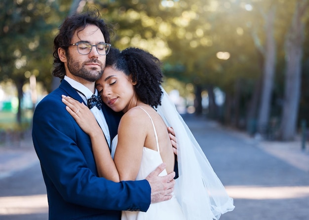 La novia y el novio de la boda se abrazan con amor, cuidado y celebración en el jardín al aire libre Matrimonio y romance de la pareja nupcial con apoyo tranquilo, confianza y paz del compromiso de la pareja, unión y relajación en el parque