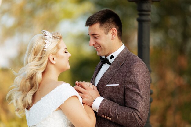 Novia y el novio en el bosque en su boda, sesión de fotos.