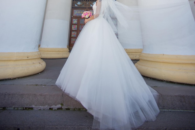 Foto novia y novio cerca del edificio con columnas.