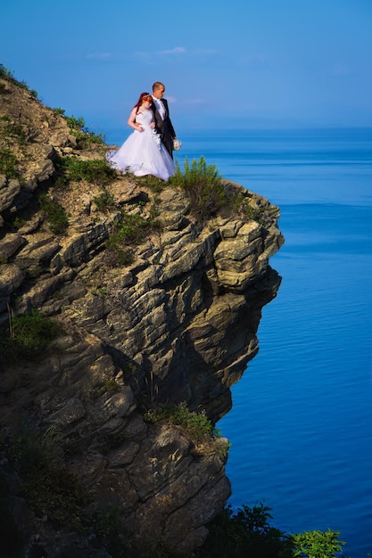 Novia y novio cerca del mar