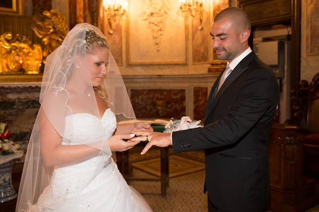 Novia y novio durante la ceremonia de boda en la iglesia