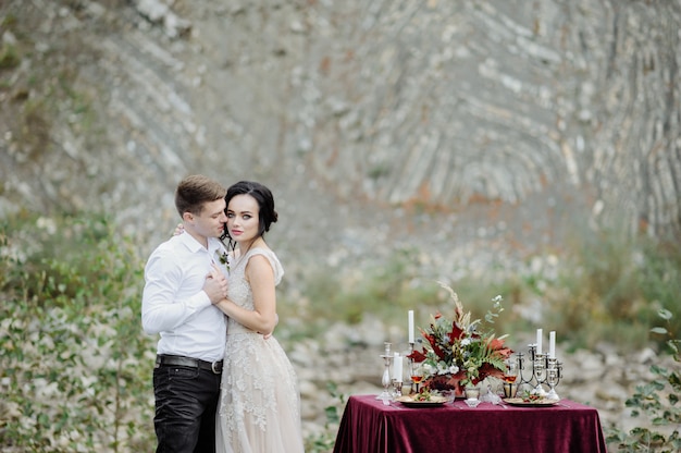 La novia y el novio. ceremonia de boda en las montañas