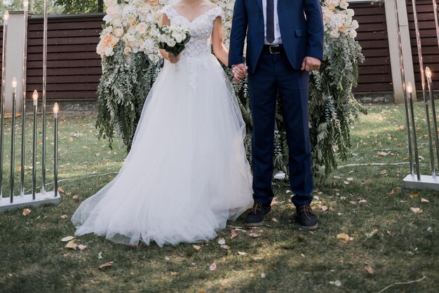 Novia y novio en la ceremonia de la boda