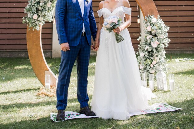 Novia y novio en la ceremonia de la boda