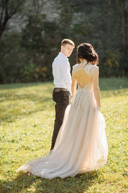 La novia y el novio en el claro de sol.